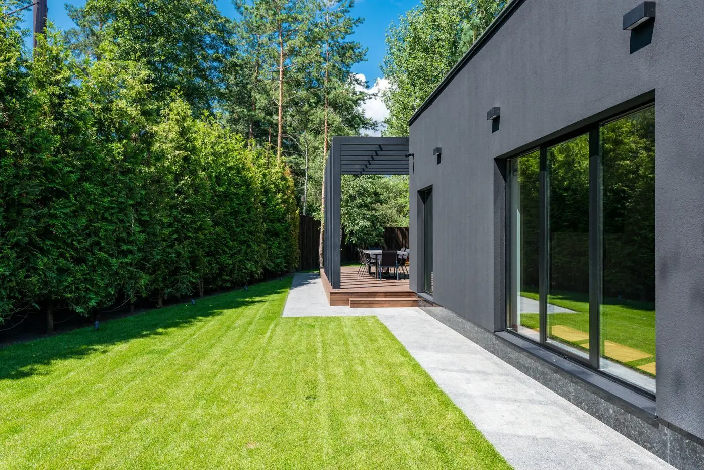 Moderne woning met strak gazon en tuinhaag